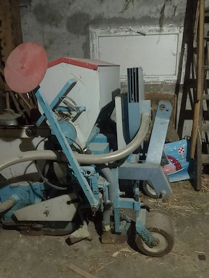 De vânzare semănătoare de porumb cu doua rinduri  - imagine 4