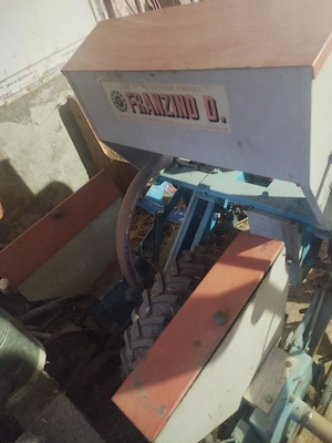 De vânzare semănătoare de porumb cu doua rinduri 