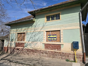 Vand casa Com Pietroasa-Bihor, sosea , central ter 2500 mp, dublu front, utilit.,gaz