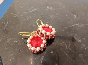 Cercei handmade roșu rubin cu perle   eleganță clasică și rafinament