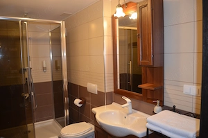 Apartament cazare SINAIA. Lux. 4 persoane max * Priveliste, balcon, bucatarie, wifi - imagine 4