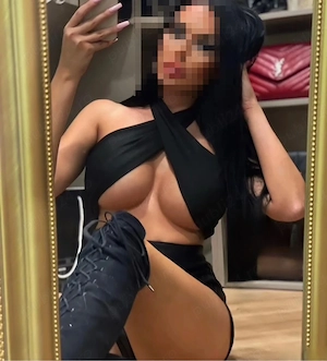 Poze 100% reale, Brunetă cu silicoane