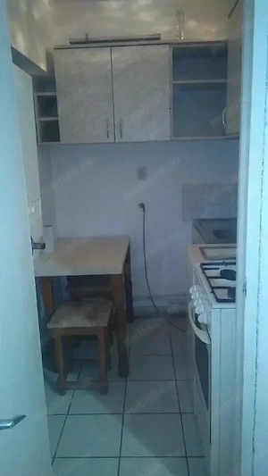 Vand 1 camera cu bucatarie separata cu geam, baie cu vana, CENTRALA PROPRIE, C.Buziasului 22 mp