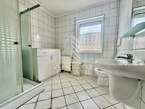 Casa de inchiriat cu 8 apartamente, ideal pentru firme. Zona Centrala - imagine 11
