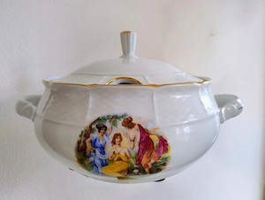 Serviciu vintage (+70 ani) THUN, 46 piese din porțelan fin aurit cu aur 24 karate 