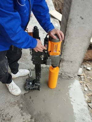 dau găuri cu mașina de carotat