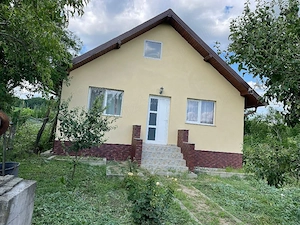 Persoana fizica vand Casa 3 camere si teren 2000 mp com. Schitu Duca 