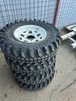 Jante Suzuki / Daihatsu cu cauciucuri Journey  Diger 31x10,5R15 dot 2025 o singura ieșire.