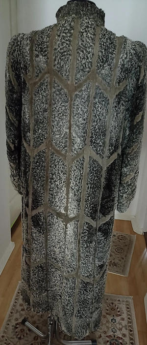 Blana naturala lunga,model unicat M L, 750 lei 