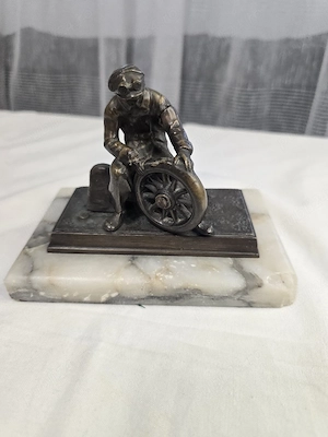 "Șofer" - Statuie din bronz pe bază de marmură