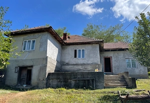 Casa de vanzare cu teren de 6765 mp. Casa are patru camere si doua camere pe rosu-necesita renovare.