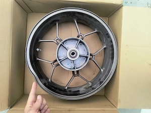 Scariță Stânga pasager și sofer + schimbator viteză (OEM) + alte piese Honda CB650R - imagine 3