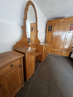 Dormitor vintage Art Deco din lemn masiv, șifonier + toaletă cu oglindă + noptiere