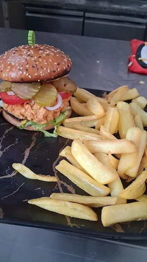 Bucatar pizzar doresc loc de munca