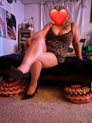 Am revenit blonda MILF