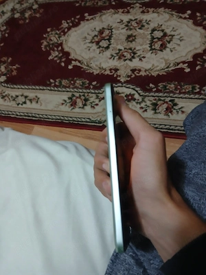 Descriere:  Telefonul pornește, dar are display-ul afectat (pete bule care se extind). A fost lovit  - imagine 2