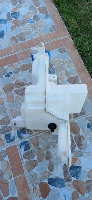 Vas stropgel lichid parbriz Vw Passat B6 si Cc in perfectă stare , ca nou !  - imagine 2