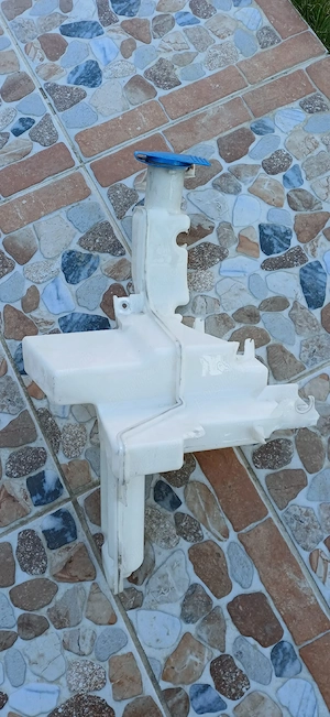 Vas stropgel lichid parbriz Vw Passat B6 si Cc in perfectă stare , ca nou !  - imagine 3