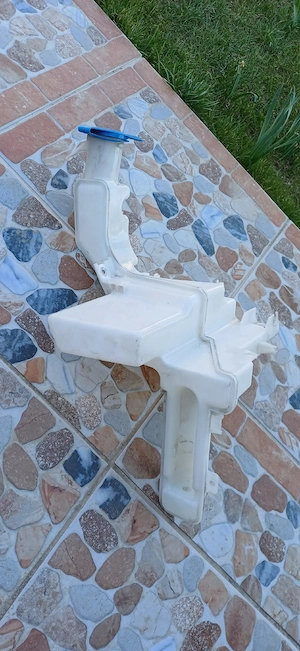 Vas stropgel lichid parbriz Vw Passat B6 si Cc in perfectă stare , ca nou !  - imagine 4