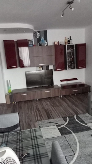 Închiriez apartament cu două camere mobilat și utilat.  - imagine 2