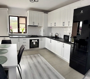 Apartament 3 camere, mobilat + curte privata de 90 mp