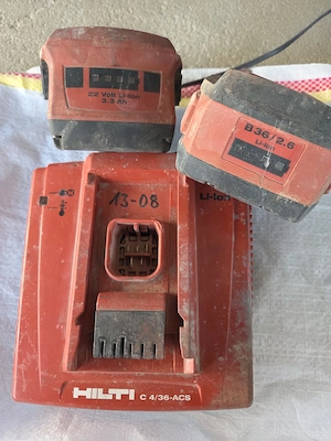 Incarcator si 2 baterii hilti