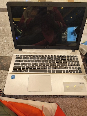 Vând laptop ASUS.