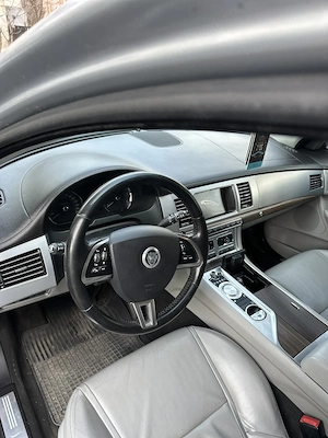 Jaguar XF 2.2D full op - imagine 8