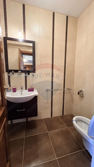 Apartament cu design clasic din lemn masiv – eleganță autentică - imagine 18