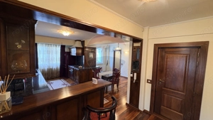 Apartament cu design clasic din lemn masiv – eleganță autentică - imagine 9