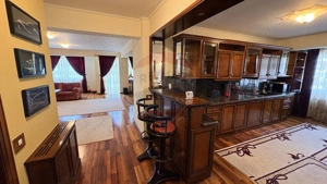 Apartament cu design clasic din lemn masiv – eleganță autentică - imagine 6