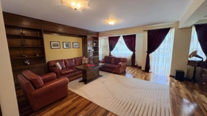 Apartament cu design clasic din lemn masiv – eleganță autentică