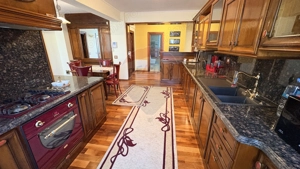 Apartament cu design clasic din lemn masiv – eleganță autentică - imagine 8