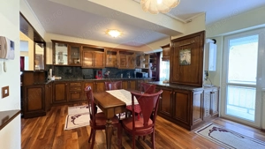 Apartament cu design clasic din lemn masiv – eleganță autentică - imagine 11