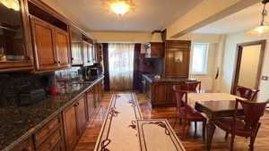 Apartament cu design clasic din lemn masiv – eleganță autentică - imagine 13