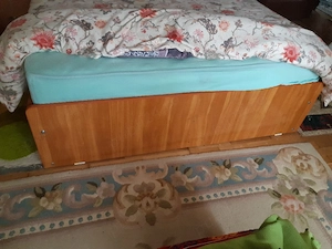 vând pat cu saltea de 160x200cm culoare cires