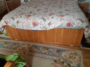 vând pat cu saltea de 160x200cm culoare cires - imagine 2