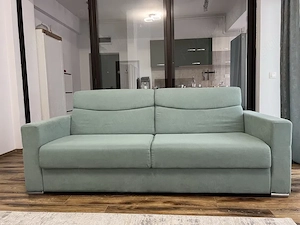 Canapea extensibila cu spatiu de depozitare + perne si patura cadou