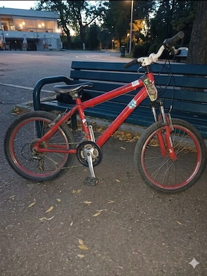 bicicletă roșie cu șase viteze