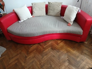 Vând canapea deosebita, culoare roșie.