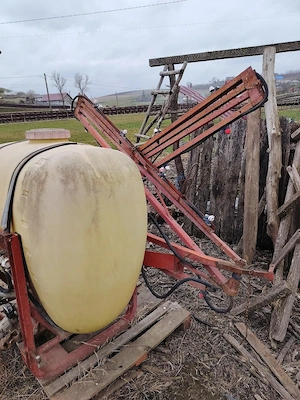 Mașină de ierbicidat 