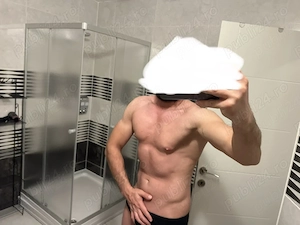 Bărbat atent chipeș și curat