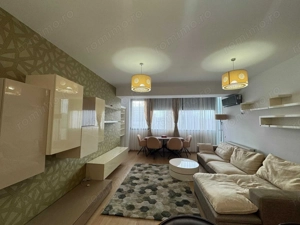 Apartament 3 camere LUX, 2 băi, 2 balcoane, centrală, parcare inclusă, boxă