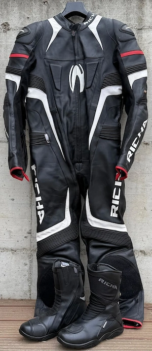 Combinezon moto piele bărbați Richa + ghete moto impermeabile Richa 