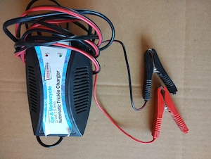 Incarcator automat electronic pentru baterii auto,moto  ,plumb,gel -12V