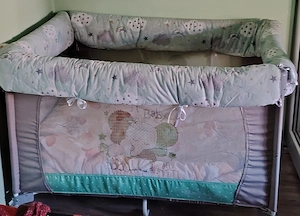 Se vinde pătuț, căruț, măsuță bebe și leagăn 