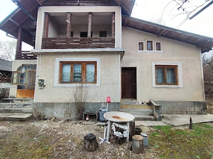 Casa si teren de vanzare într-o zonă înconjurată de păduri si aer curat, lângă orașul Găești  - imagine 9