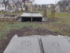 Execut locuri de veci si renovari 