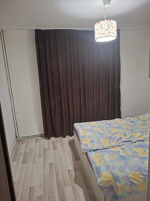 vand apartament cu 3 camere zona Dambu Pietros