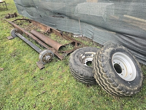 Axă cu șasiu și roți